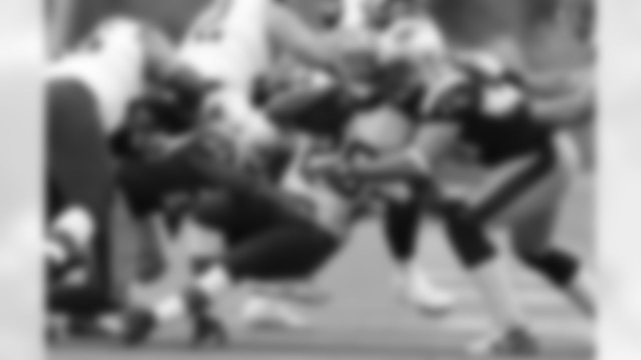 Rob Ninkovich tackles Willis McGahee
