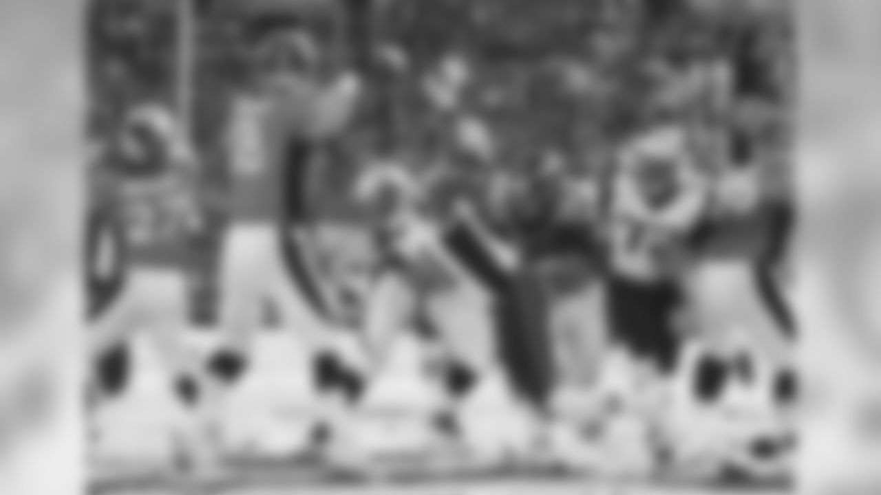 Jamie Collins pressures Peyton Manning