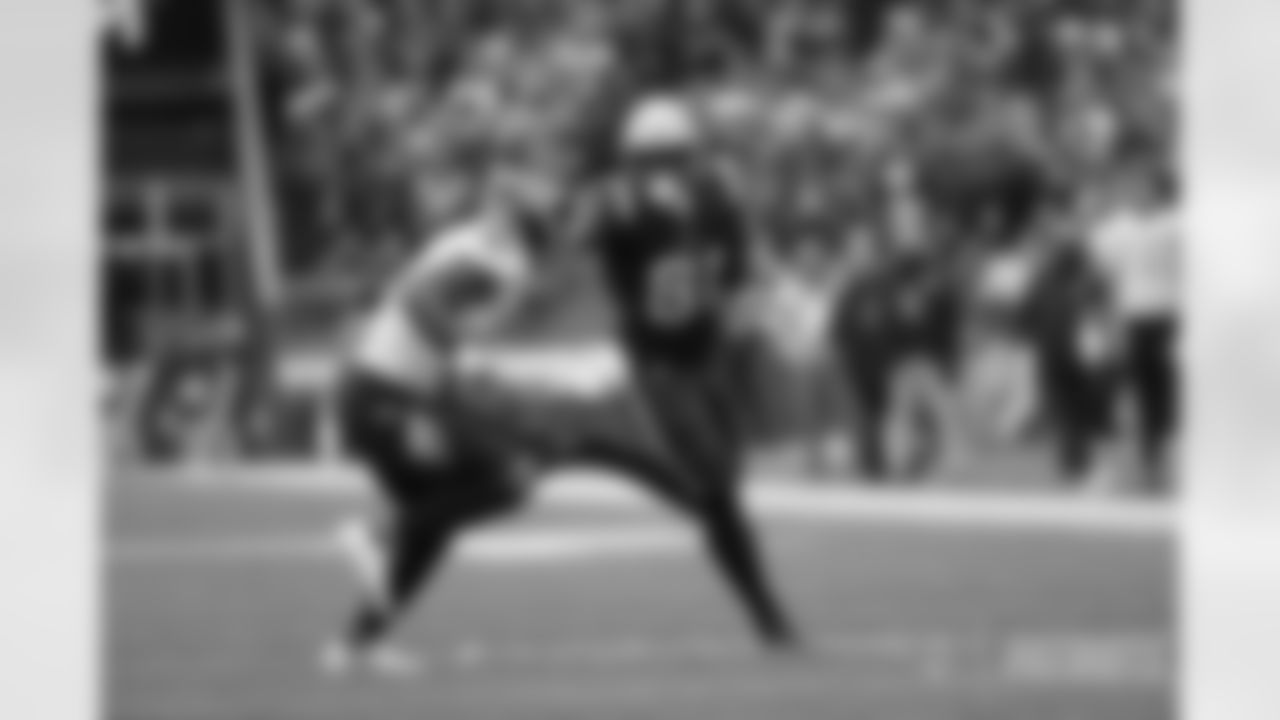Jonnu Smith stiff arms a defender