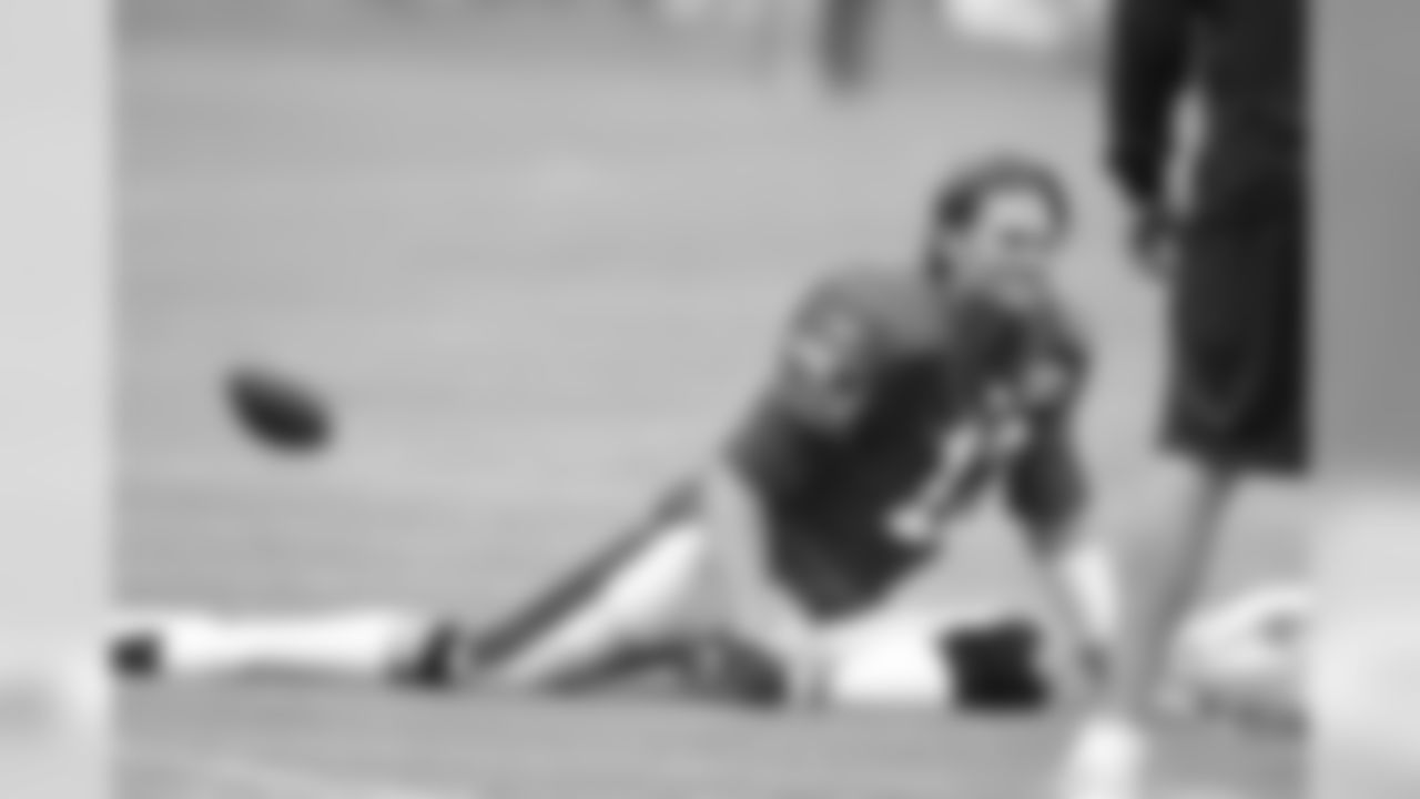 Tom Brady stretches before practice