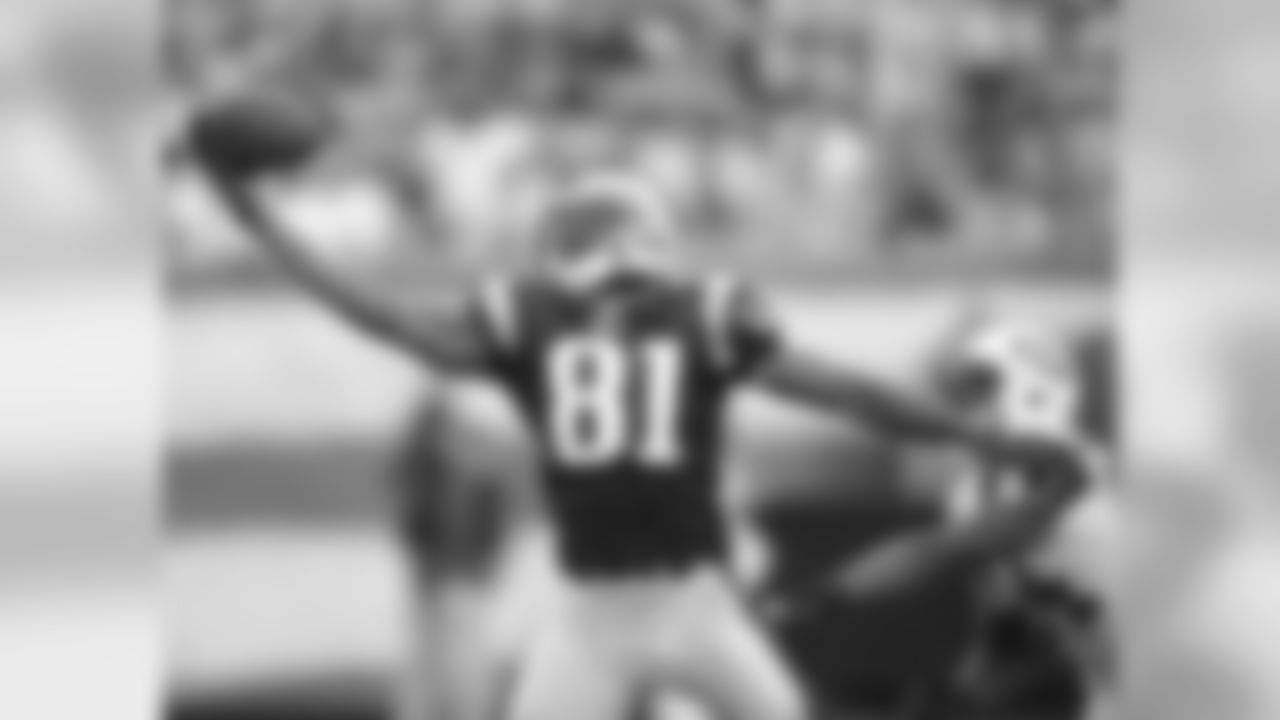 2007 – Newly-acquired WR Randy Moss caught nine passes for 183 yards, including a 51-yard touchdown, to highlight a 38-14 win over the Jets and kick-start the Patriots 16-0 season.