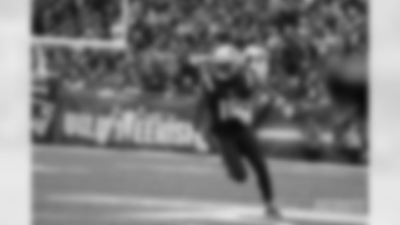 Jakobi Meyers runs with the ball