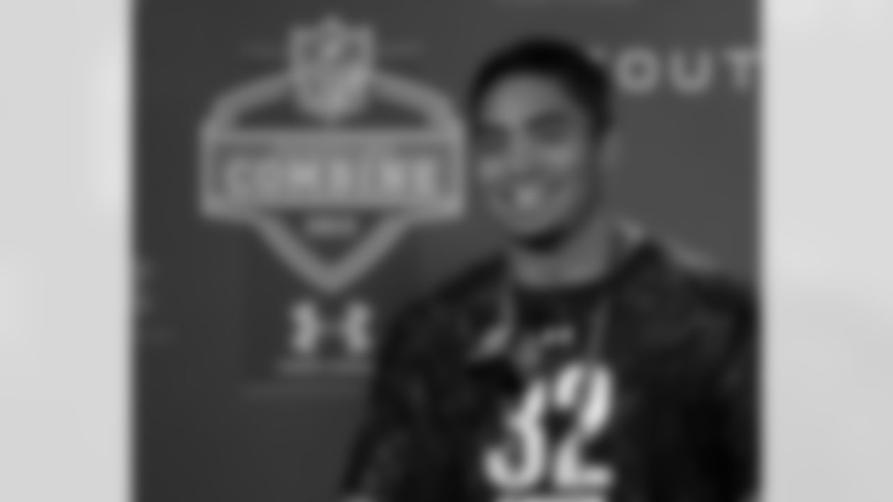 Notre Dame LB Manti Te'o talks with media