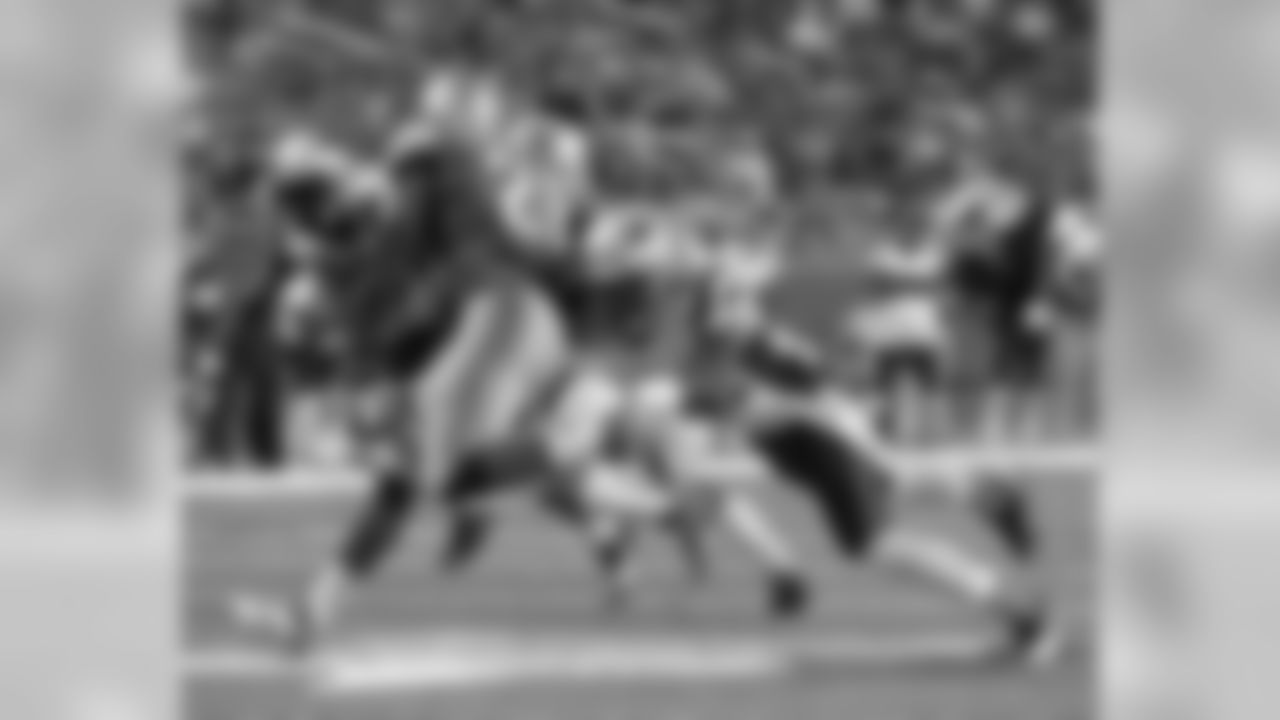 Devin McCourty tackles Reggie Bush