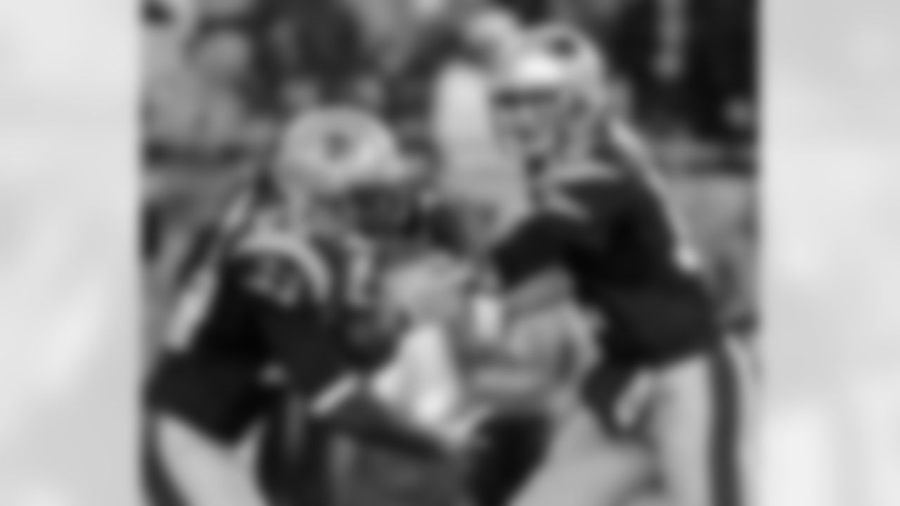 Tom Brady hands off to RB LeGarrette Blount