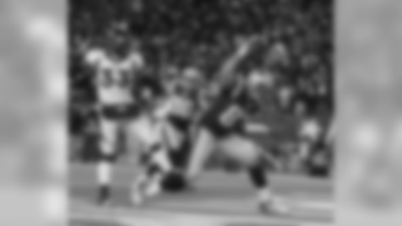 Rob Gronkowski celebrates his TD with a "Gronk" spike