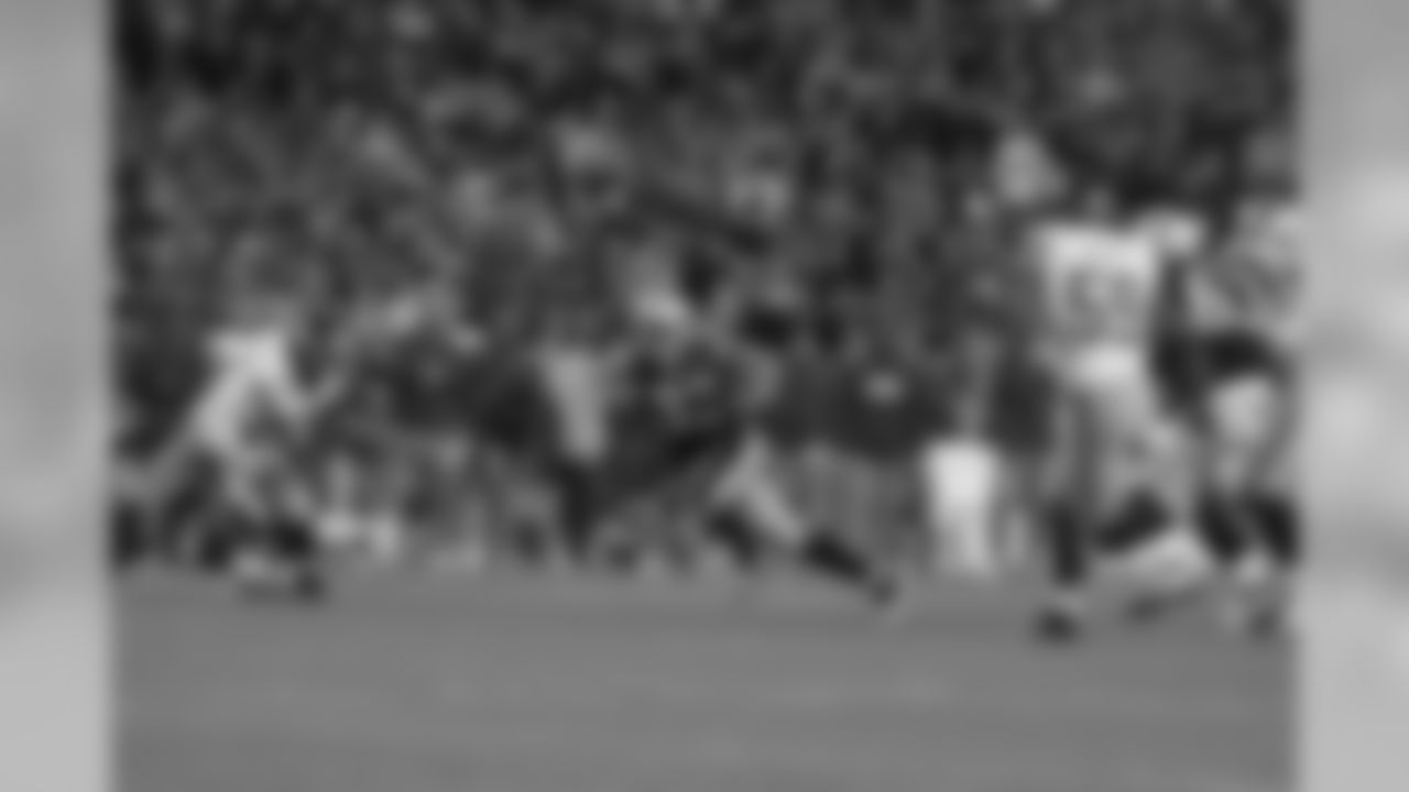 Patriots WR Wes Welker runs free through the Giants defense after one of his nine catches