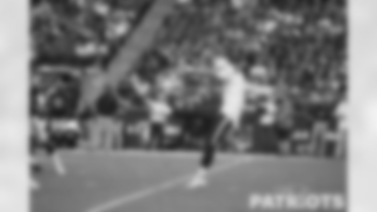Punter Jake Bailey (7) kicks away to the Raiders