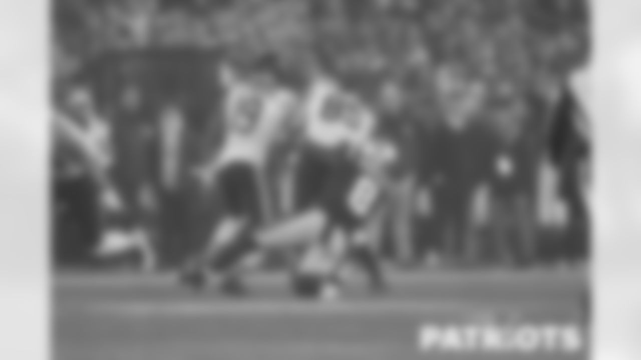 Ja'Whaun Bentley tackling Bear's TE Cole Kmet