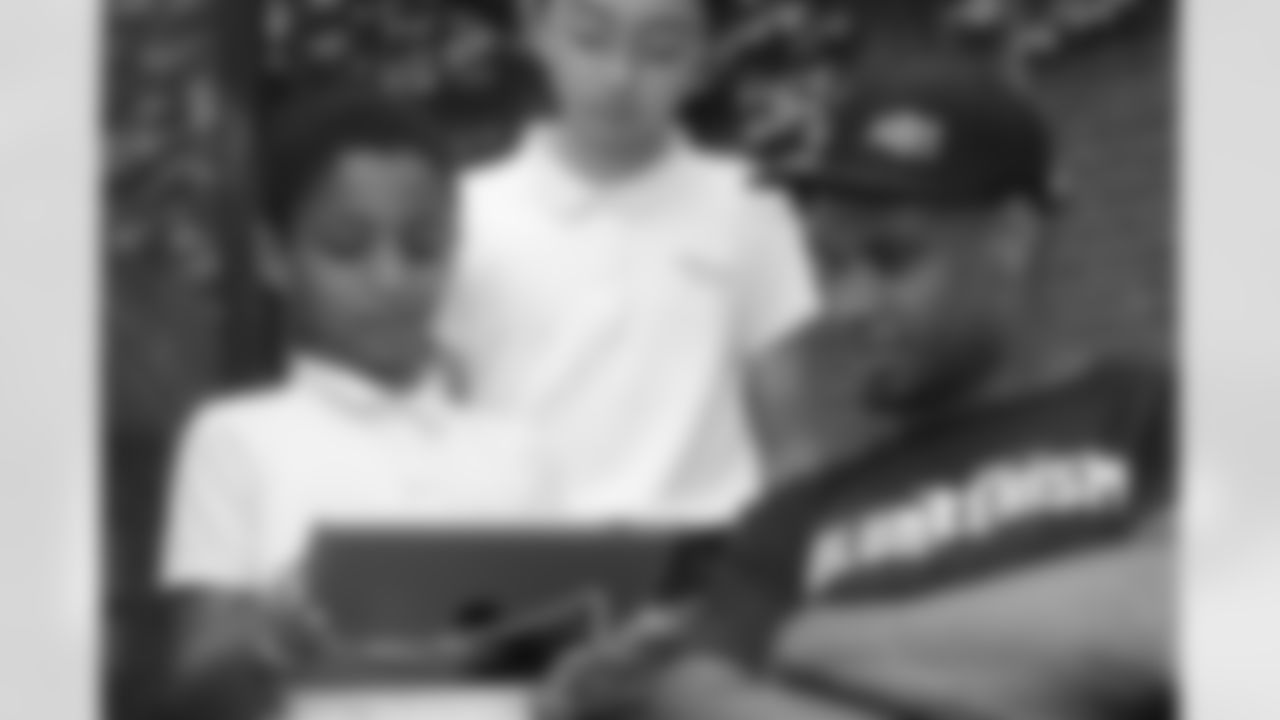 20180614_iPadDonation_Kelly682