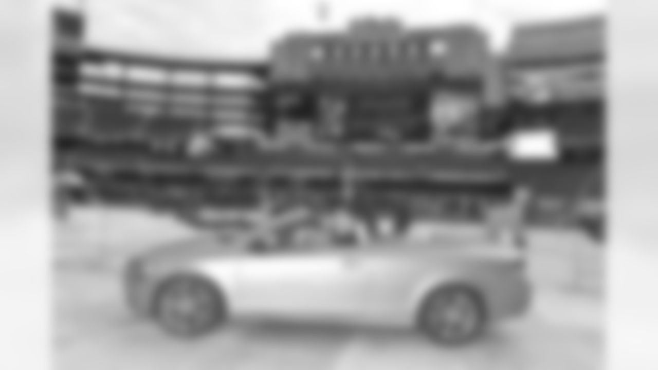 103687283_gillette_car