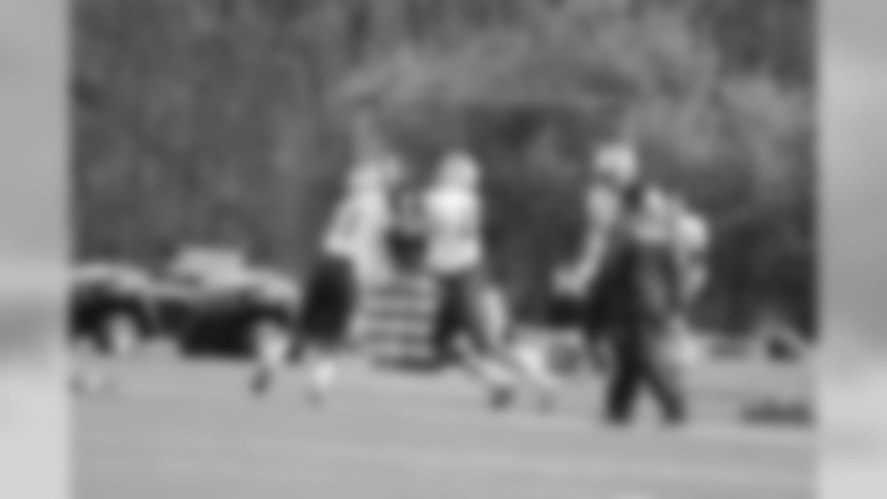 Rob Gronkowski and Tim Wright compete in a drill