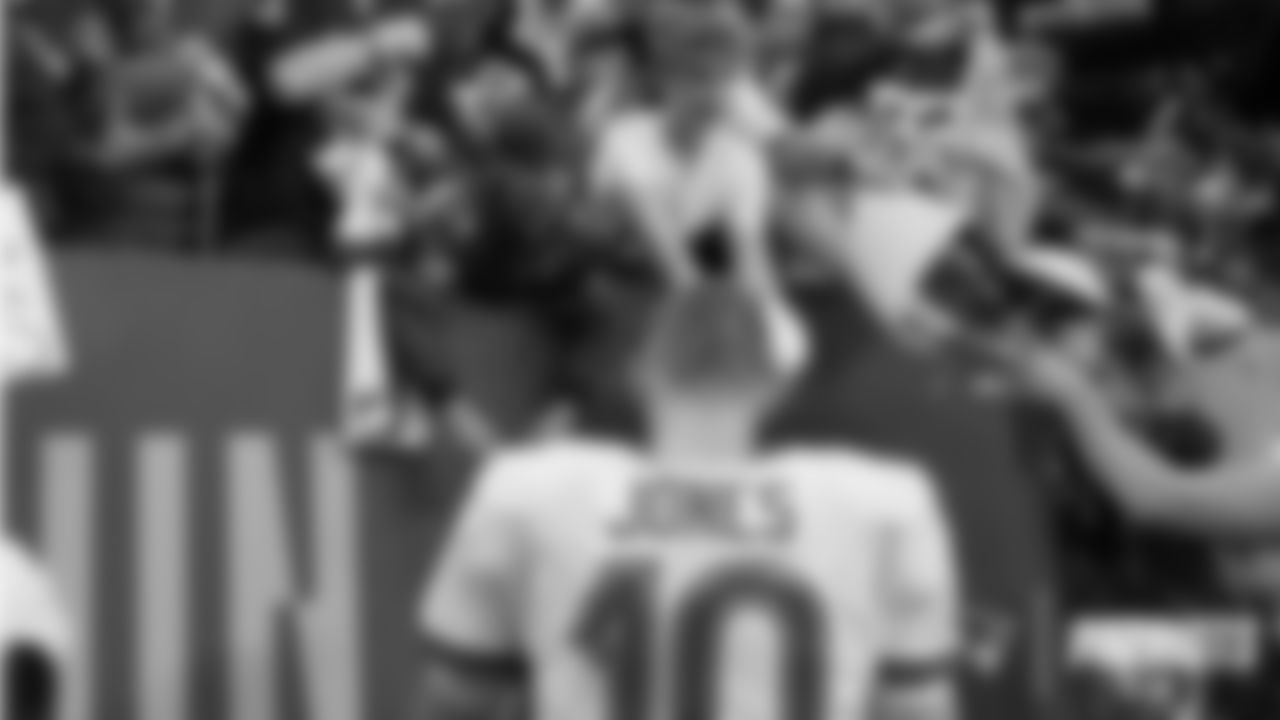 Patriots quarterback Mac Jones (10).