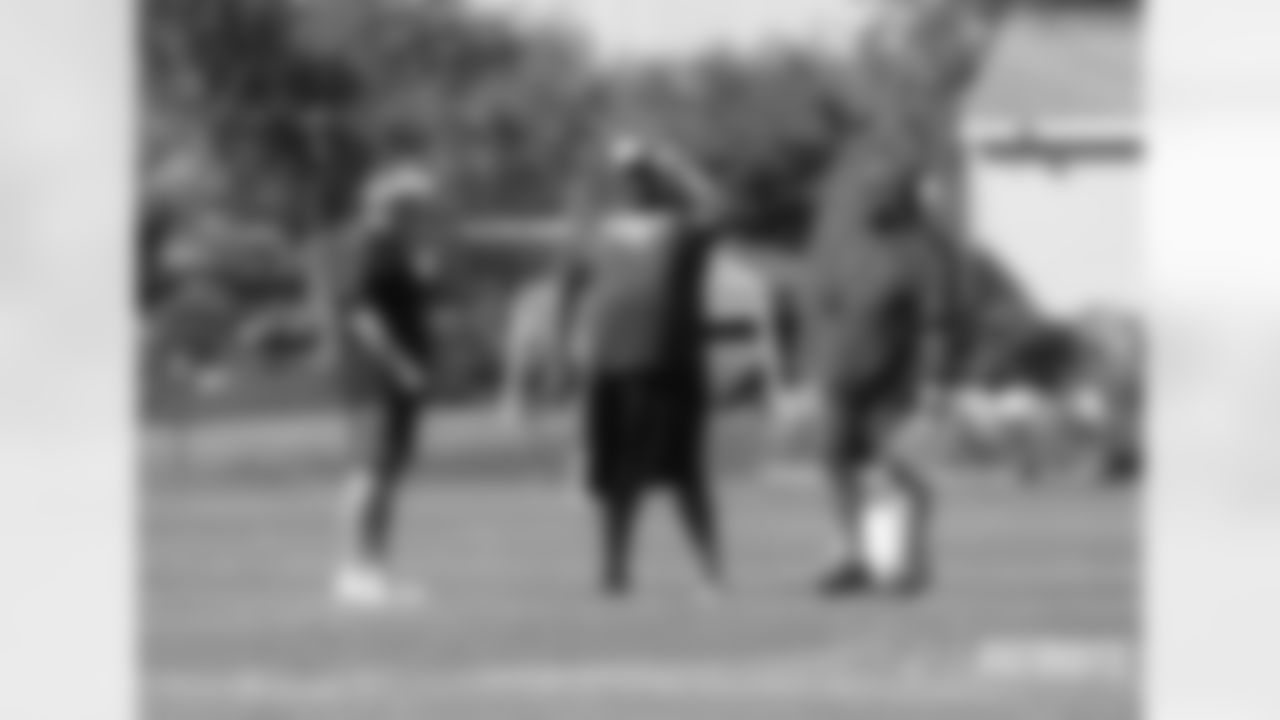 Vince Wilfork (center) talks with Bill Belichick (left) and Matt Patricia (right).
