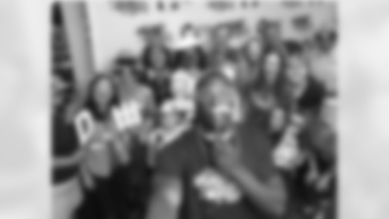 Duron Harmon – Instagram (@dharm30): My tour has come to an end this past week I had the pleasure visit CT, VT and tonight I wrapped it up in Rhode Island! But I must say its nothing like having a great dinner, that helps you fuel greatness! Great time tonight with these @futp60 champs and@newenglanddairy ! #weleadne