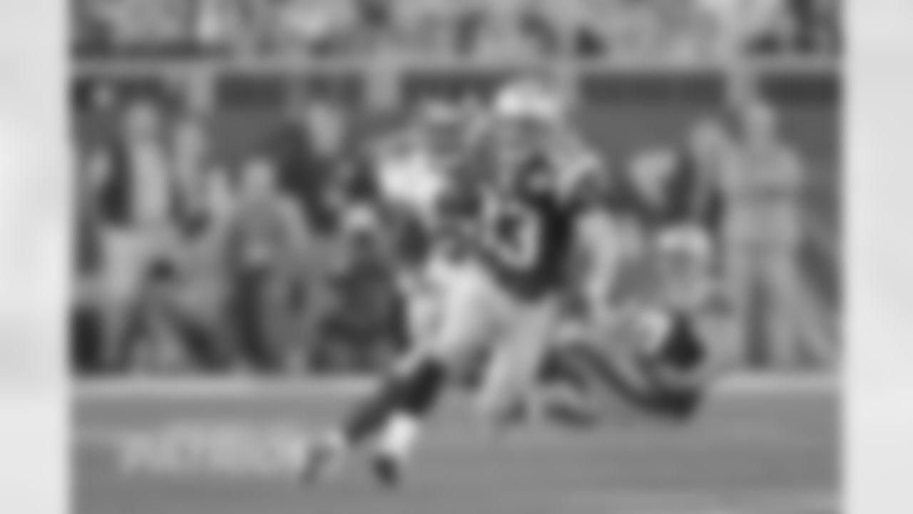 Wes Welker ties a then-SB record with 11 receptions (XLII vs Giants).