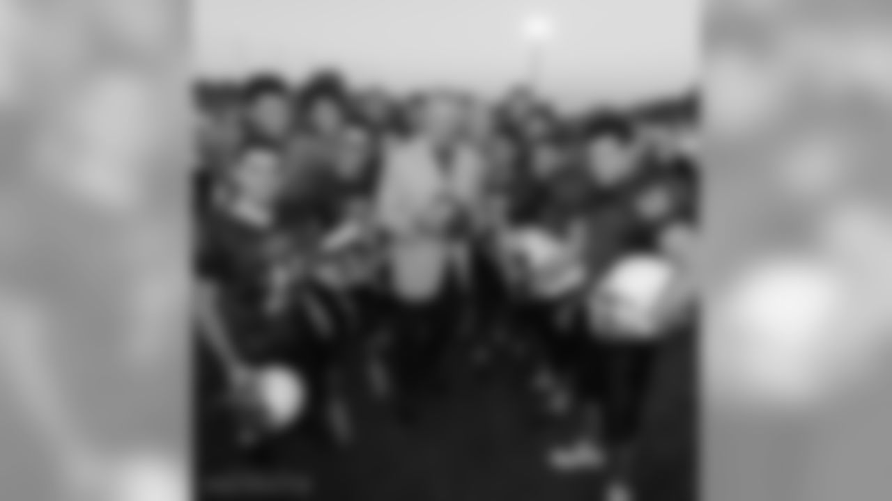 Joe Montana poses for a photo with several players of one of the Israeli Football League teams.