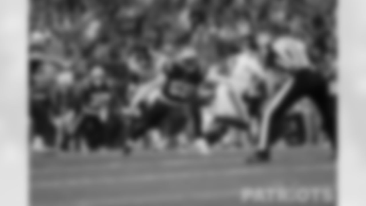 Anfernee Jennings (58) chases down Giants QB Tyrod Taylor (2).