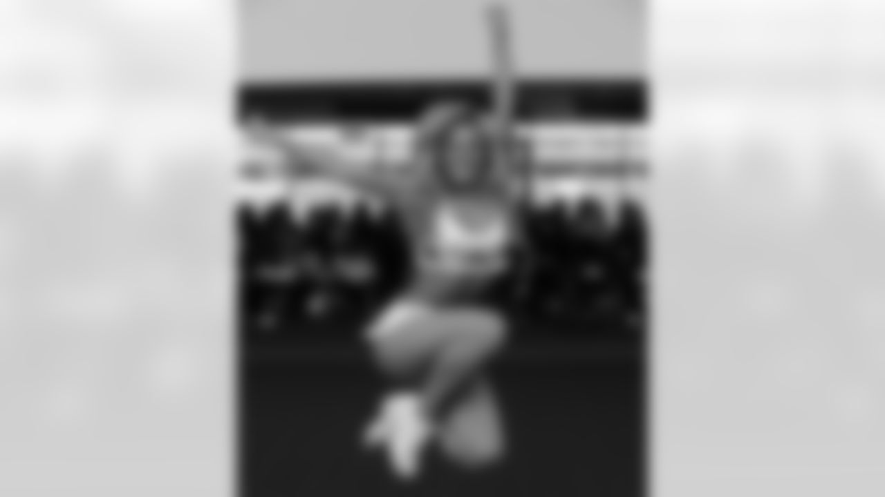 2013 Patriots Cheerleaders: Stephanie S.