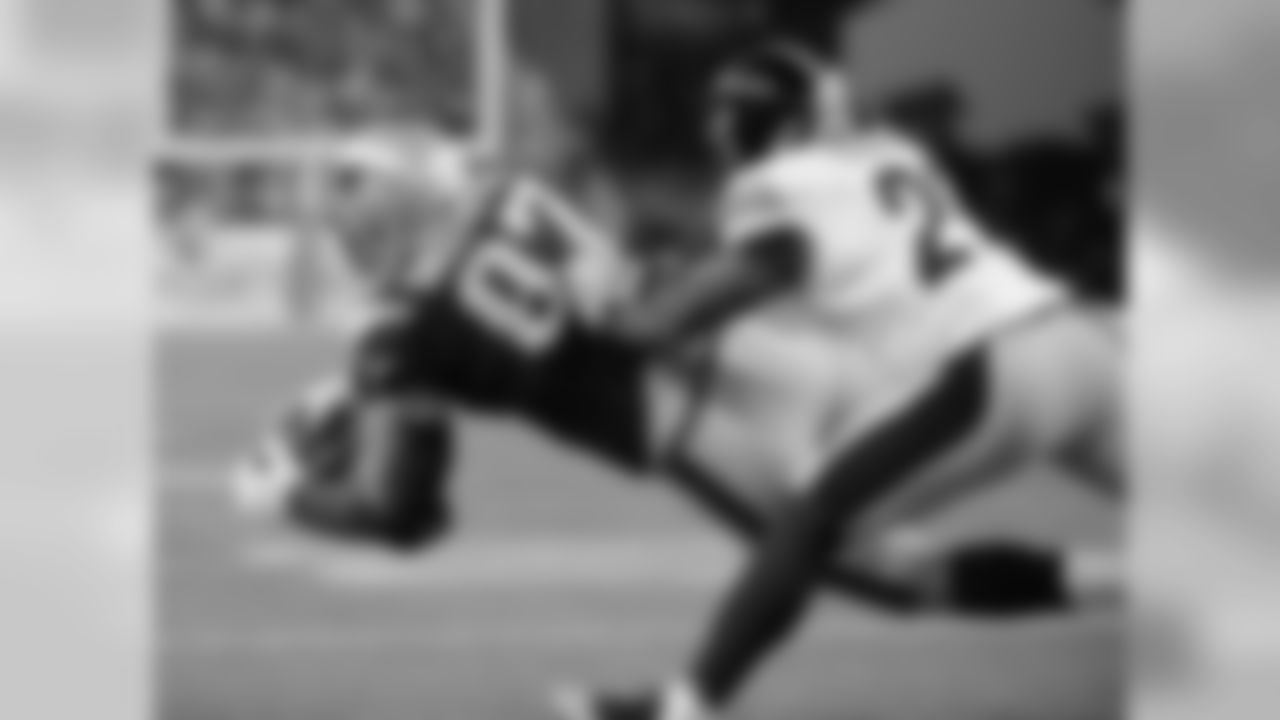 Rob Gronkowski dives to make the catch