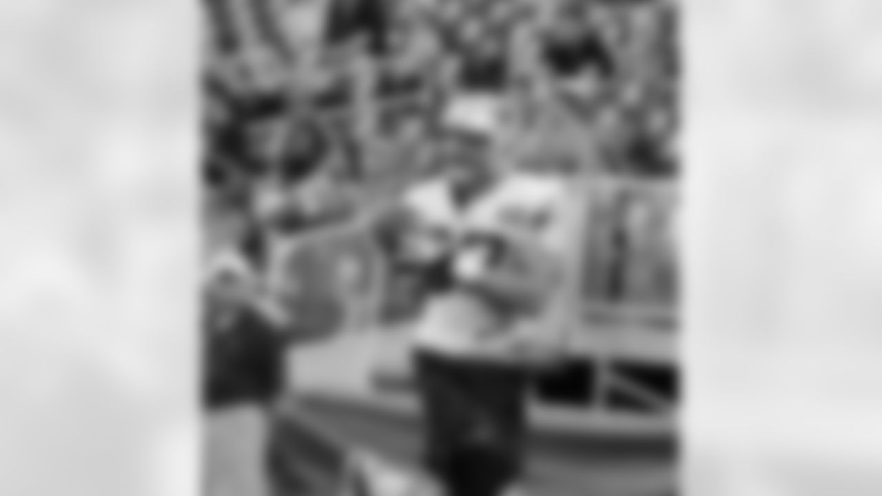 Rob Gronkowski hauls in a pass