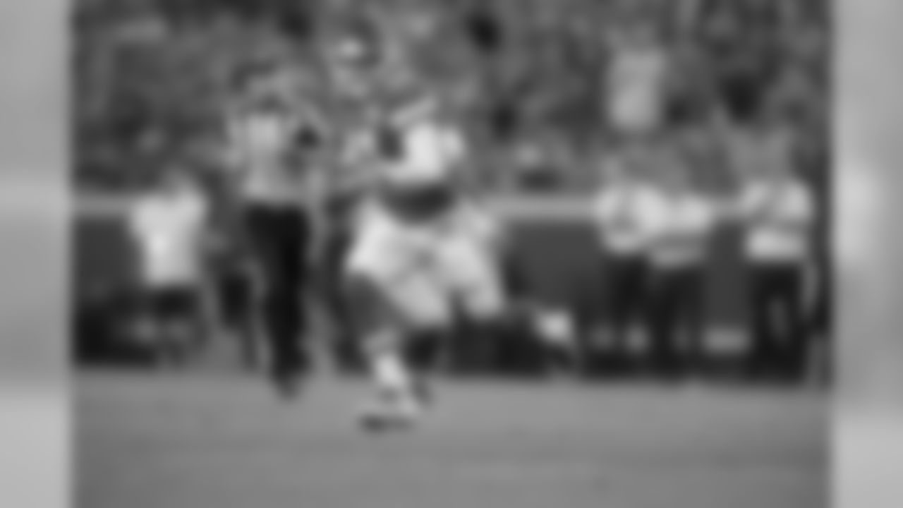 Kansas City Chiefs quarterback Alex Smith (11) scrambles for yardage in action agains the San Francisco 49ers Friday August 11, 2017 in Kansas City, Mo. (Damian Strohmeyer via AP)