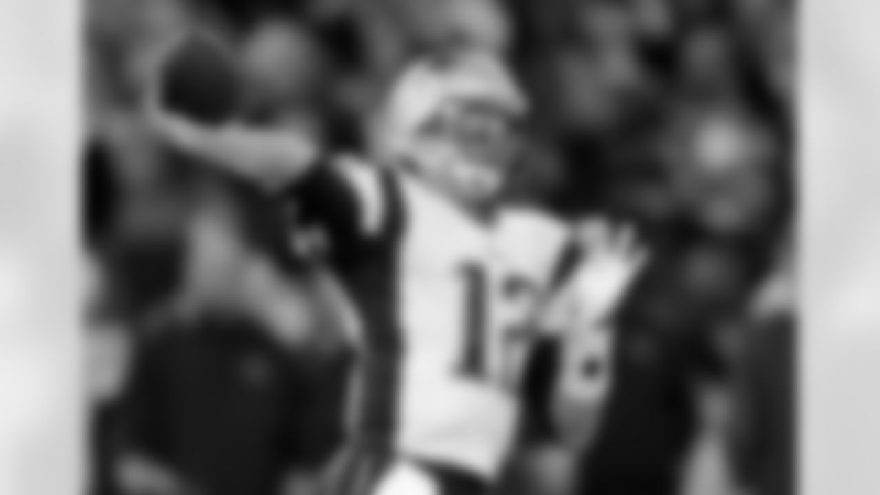 New England Patriots quarterback Tom Brady throws to a receiver in the first half of an NFL football game against the Baltimore Ravens, Sunday, Dec. 22, 2013, in Baltimore. (AP Photo/Nick Wass)