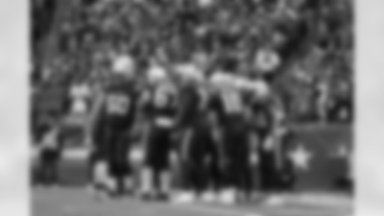 Patriots offense huddled up