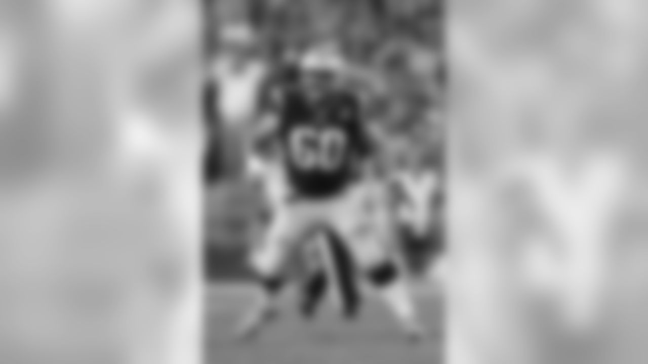 New England Patriots center David Andrews (60) pass blocks in action against the Kansas City Chiefs Thursday Sept. 7, 2017 in Foxboro, Mass (Damian Strohmeyer via AP)