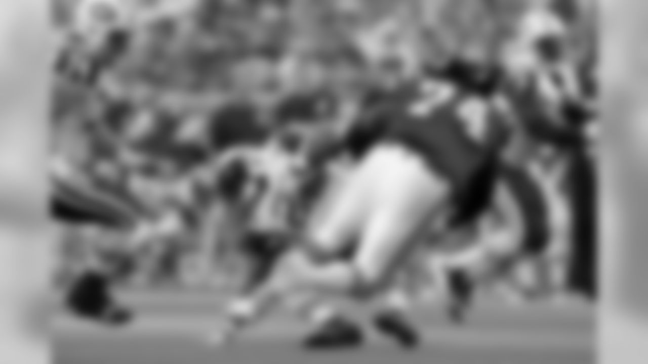 Kyle Love levels Ladainian Tomlinson during the Patriots-Jets game