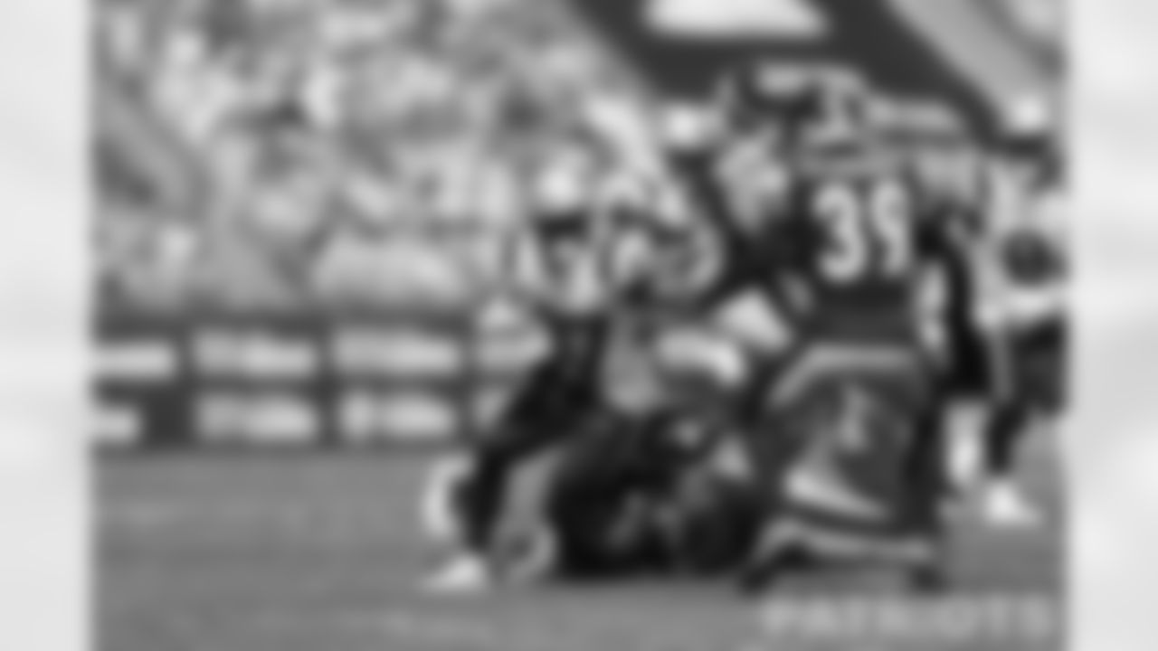 Damien Harris breaking tackles