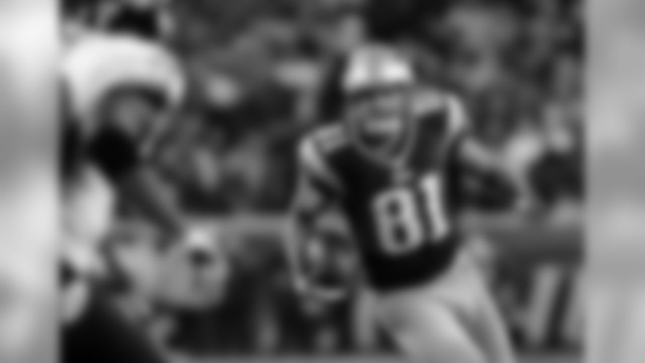 Aaron Hernandez in game action