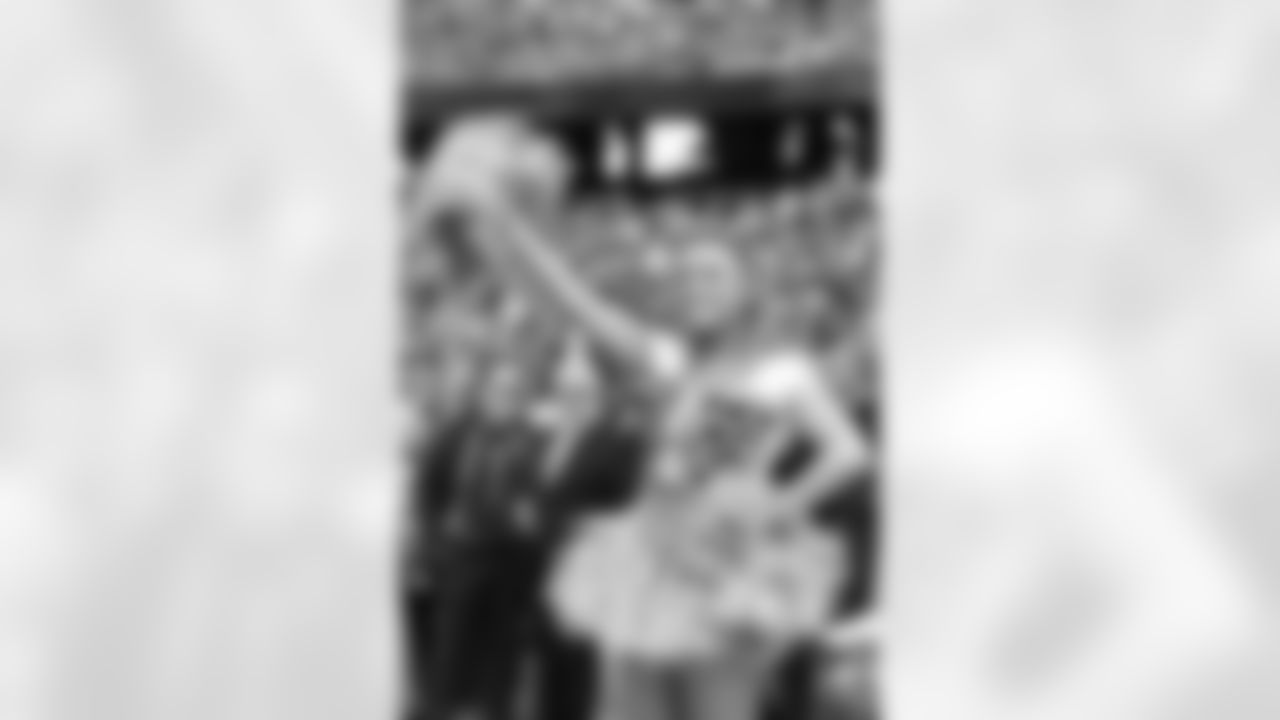 Chandler Jones, DE -- The New England defensive end has been a little quiet the last couple weeks with a total of three tackles and no sacks, although he did haul in an interception last week. Jones hasn't gone three straight weeks without a sack all year and will look to ensure that doesn't happen against an Eagles front that's allowed 27 sacks this year, including 3.5 for Ziggy Ansah in Detroit on Thanksgiving.