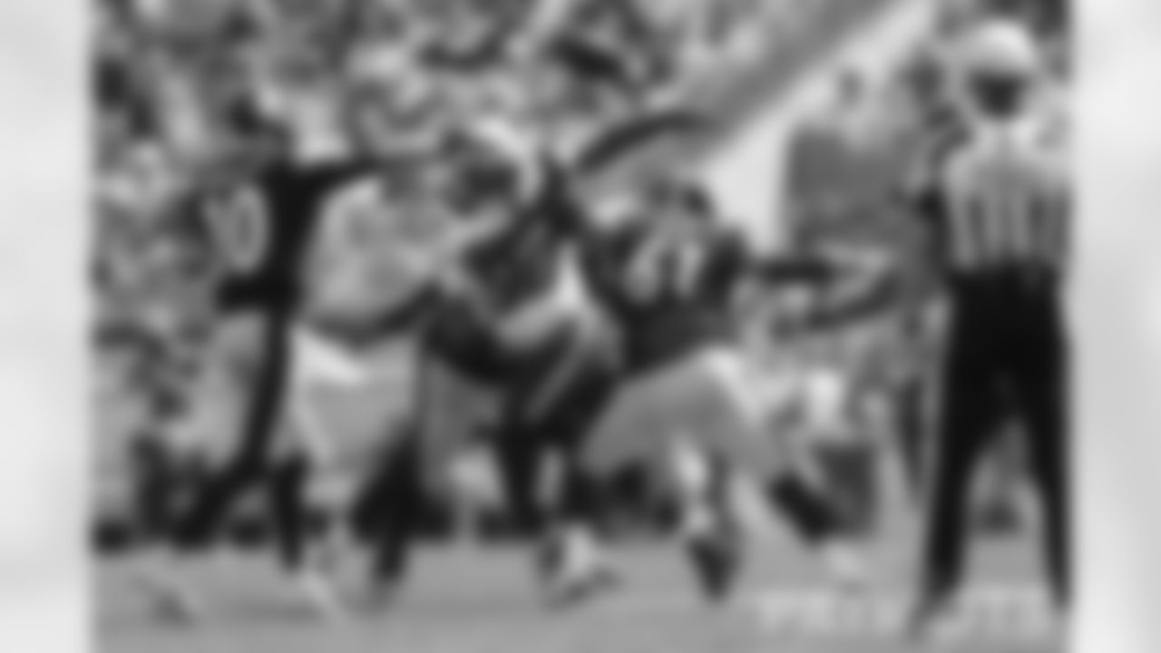 Christian Barmore rushes at Steelers QB Mitch Triubisky