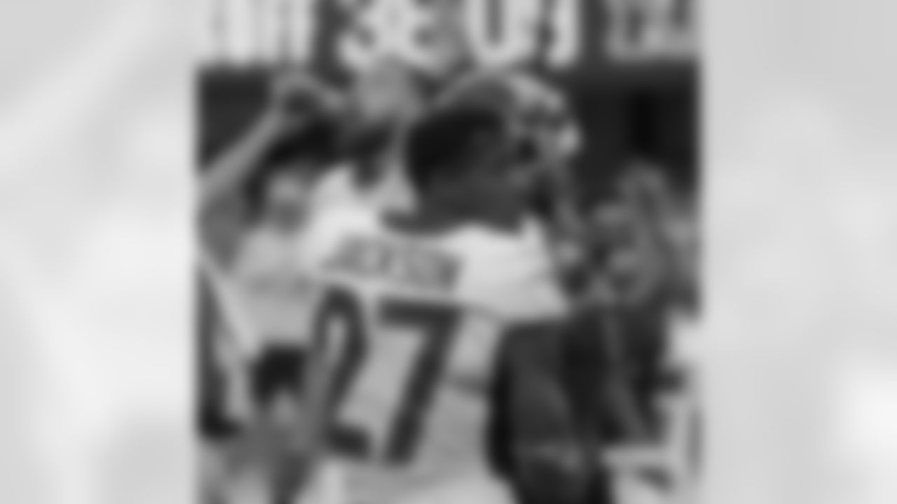 Patriots cornerback J.C. Jackson (27).