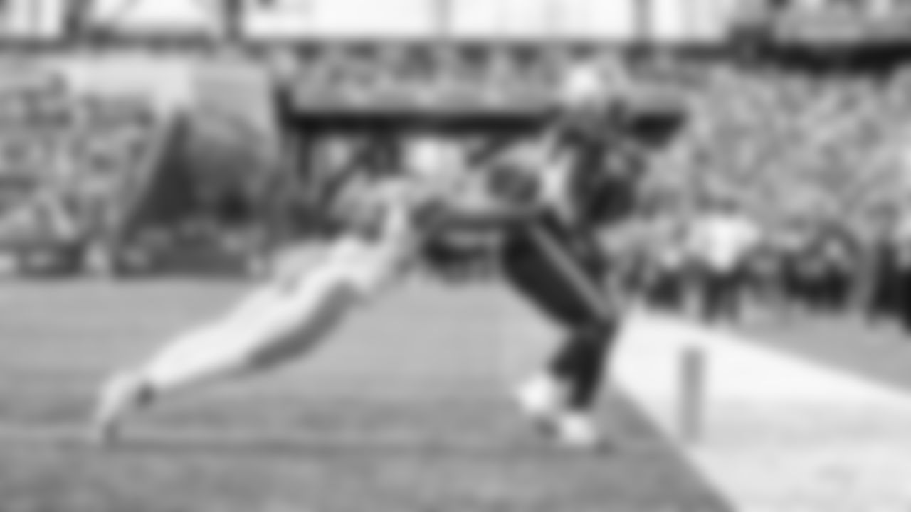 Rhamondre Stevenson hauls in pass for the touchdown.
