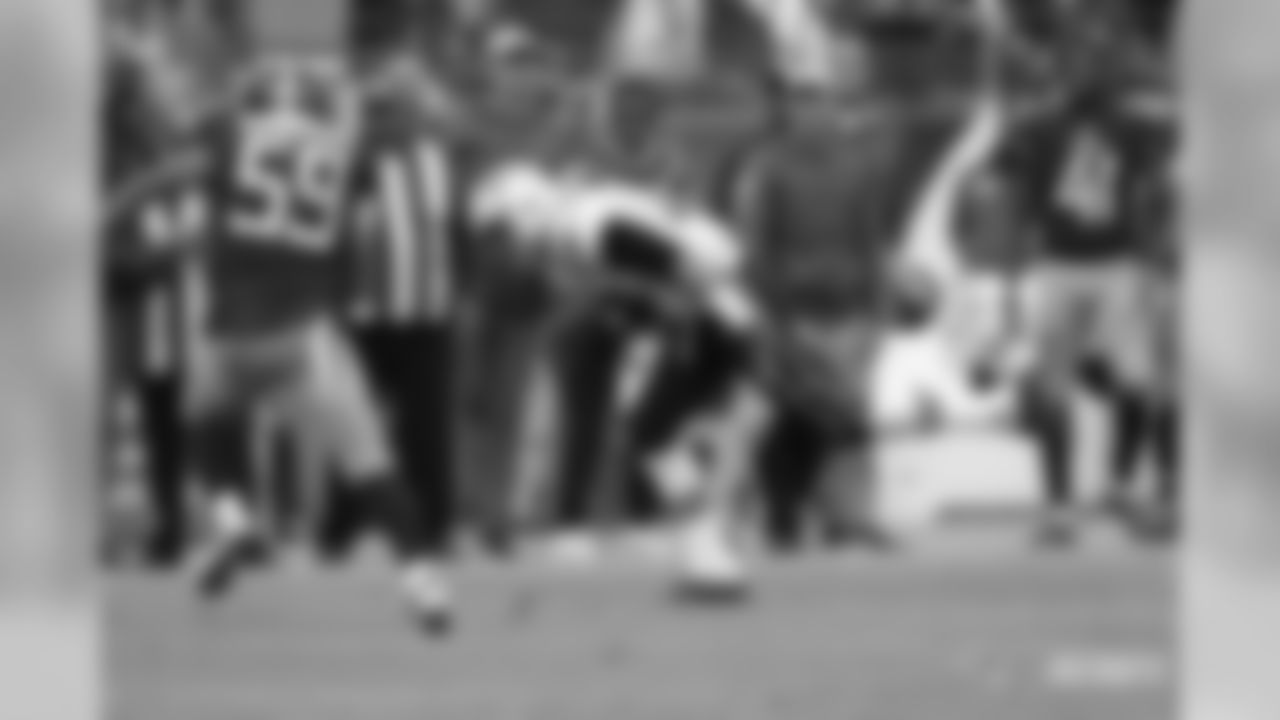 Wesley Woodyard and Tom Brady