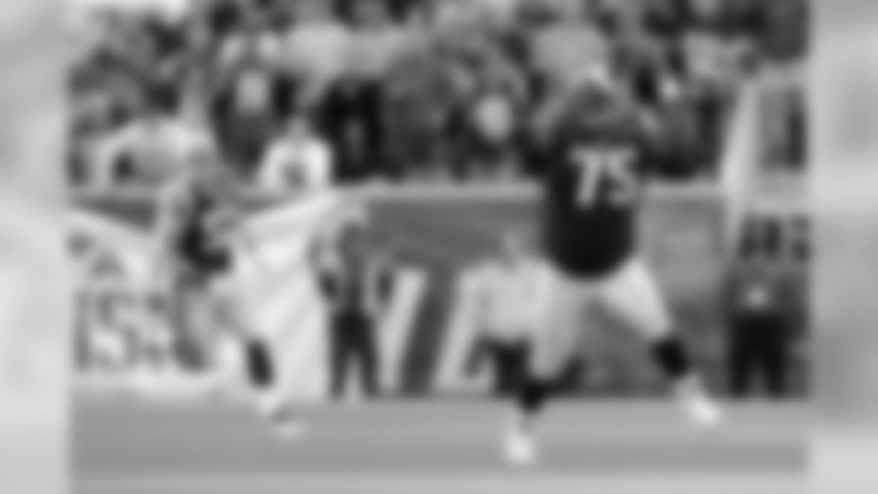 Patriots DT Vince Wilfork intercepts a Phillip Rivers pass