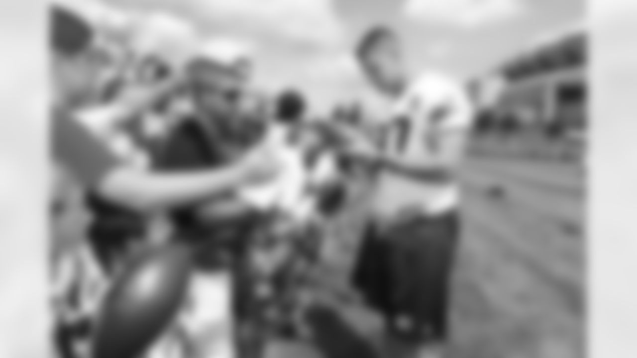Gronkowski signs autographs