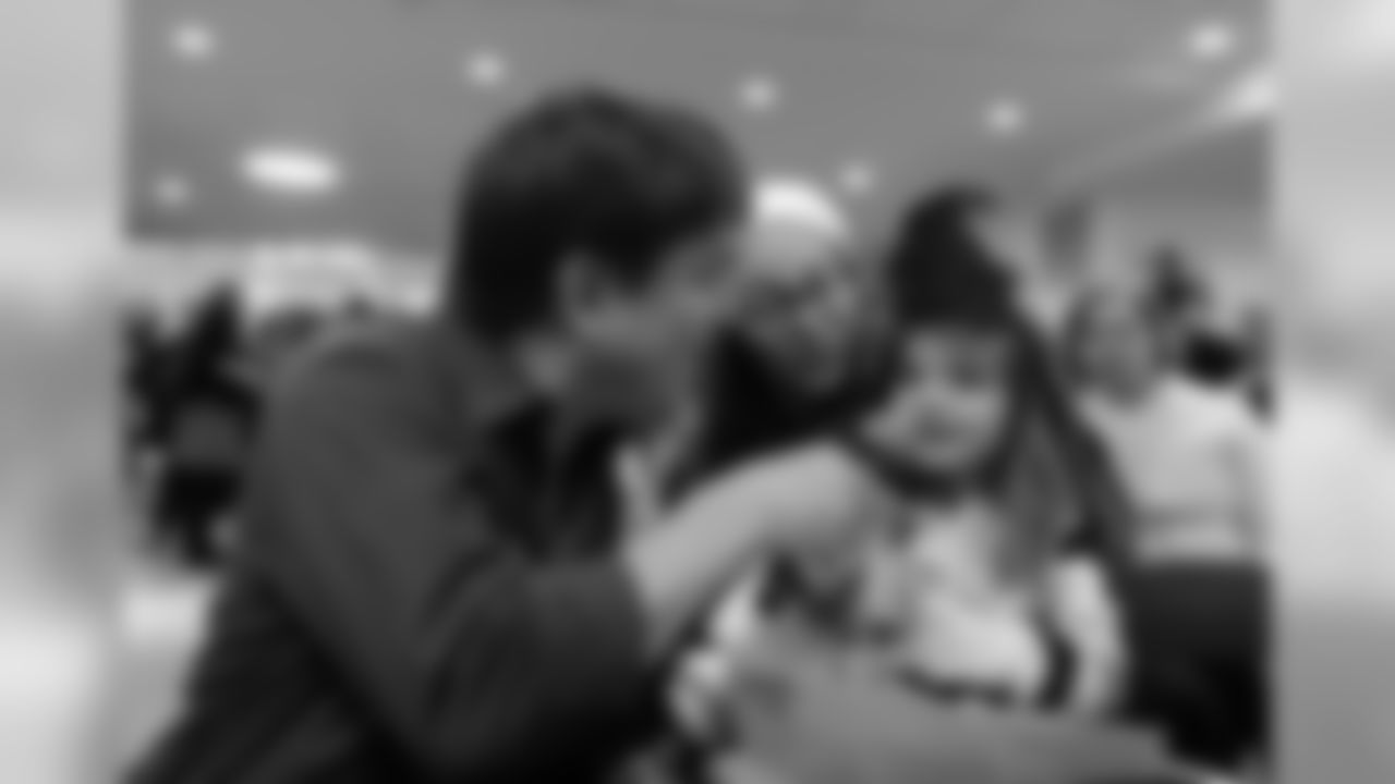 BOSTON, MA - DECEMBER 12: Boston Pops conductor Keith Lockhart sings with Grace and Mom at the Boston Pops Holiday Concert at Boston Children's Hospital December 12, 2017 in Boston, Massachusetts. (Photo by Darren McCollester/Getty Images for Boston Children's Hospital)