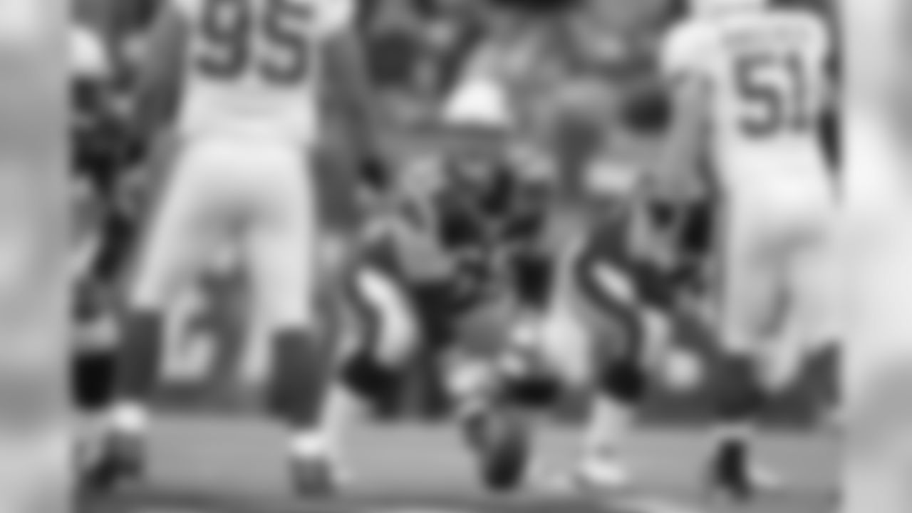 Patriots OL Nick McDonald looks over the Colts defense in his first start as a member of the Patriots