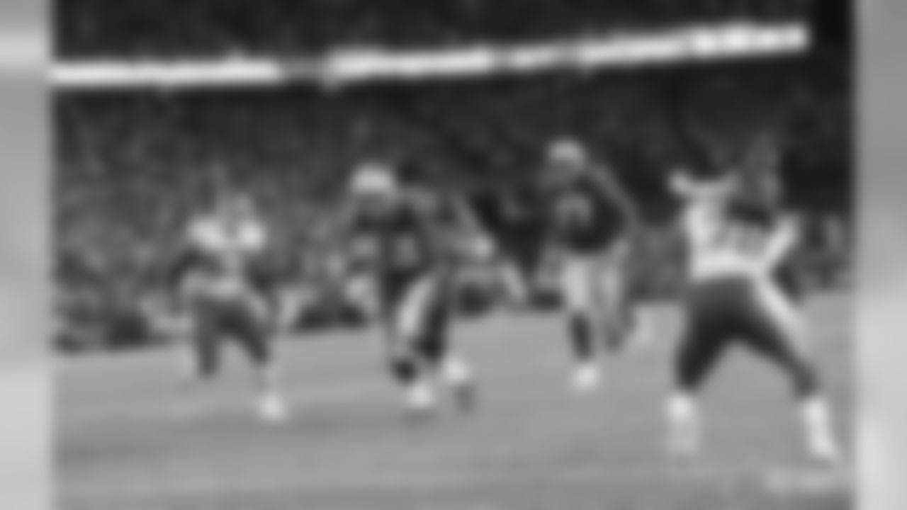 Patroits QB Tom Brady runs it in for a touchdown