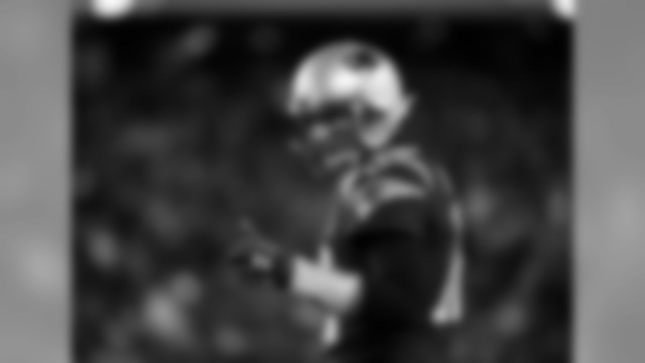 New England Patriots quarterback Tom Brady signals to the sideline during the first half of an NFL divisional playoff football game against the Tennessee Titans, Saturday, Jan. 13, 2018, in Foxborough, Mass. (AP Photo/Michael Dwyer)