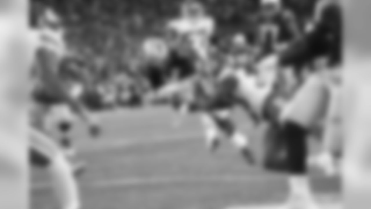 Patroits QB Tom Brady runs it in for a touchdown
