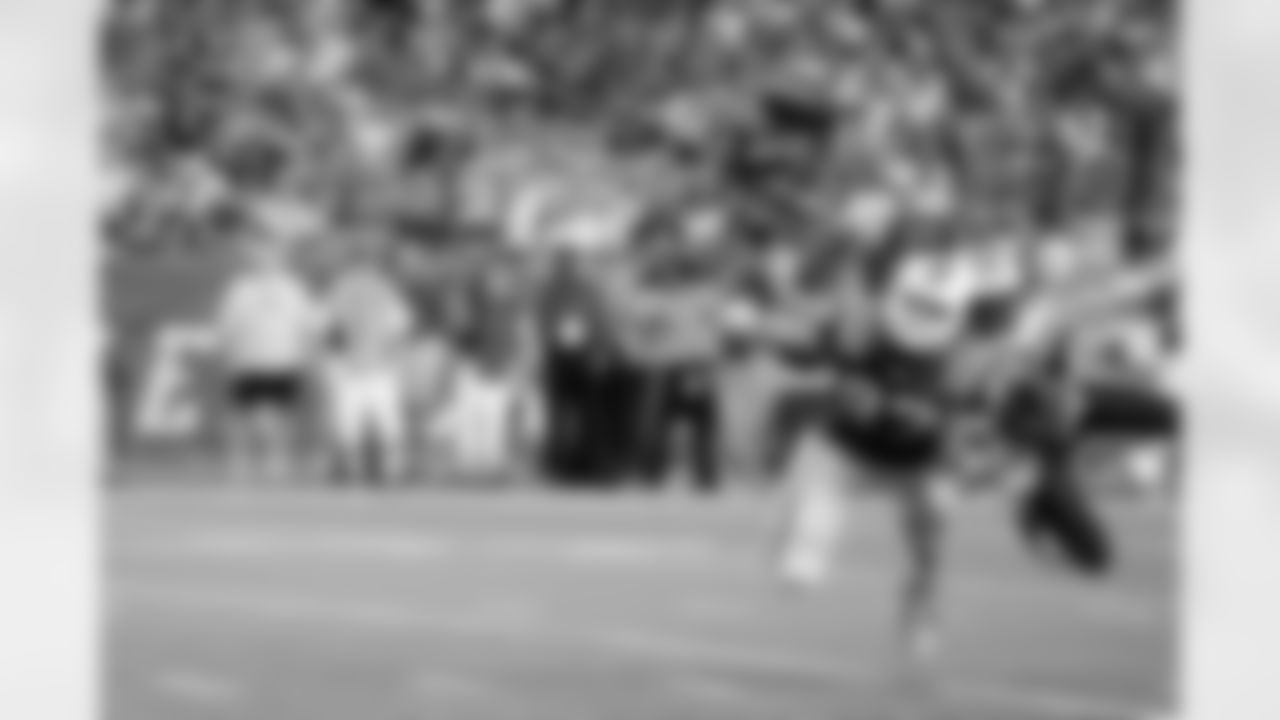 Rob Gronkowski extends for a pass in the Patriots-Jets game