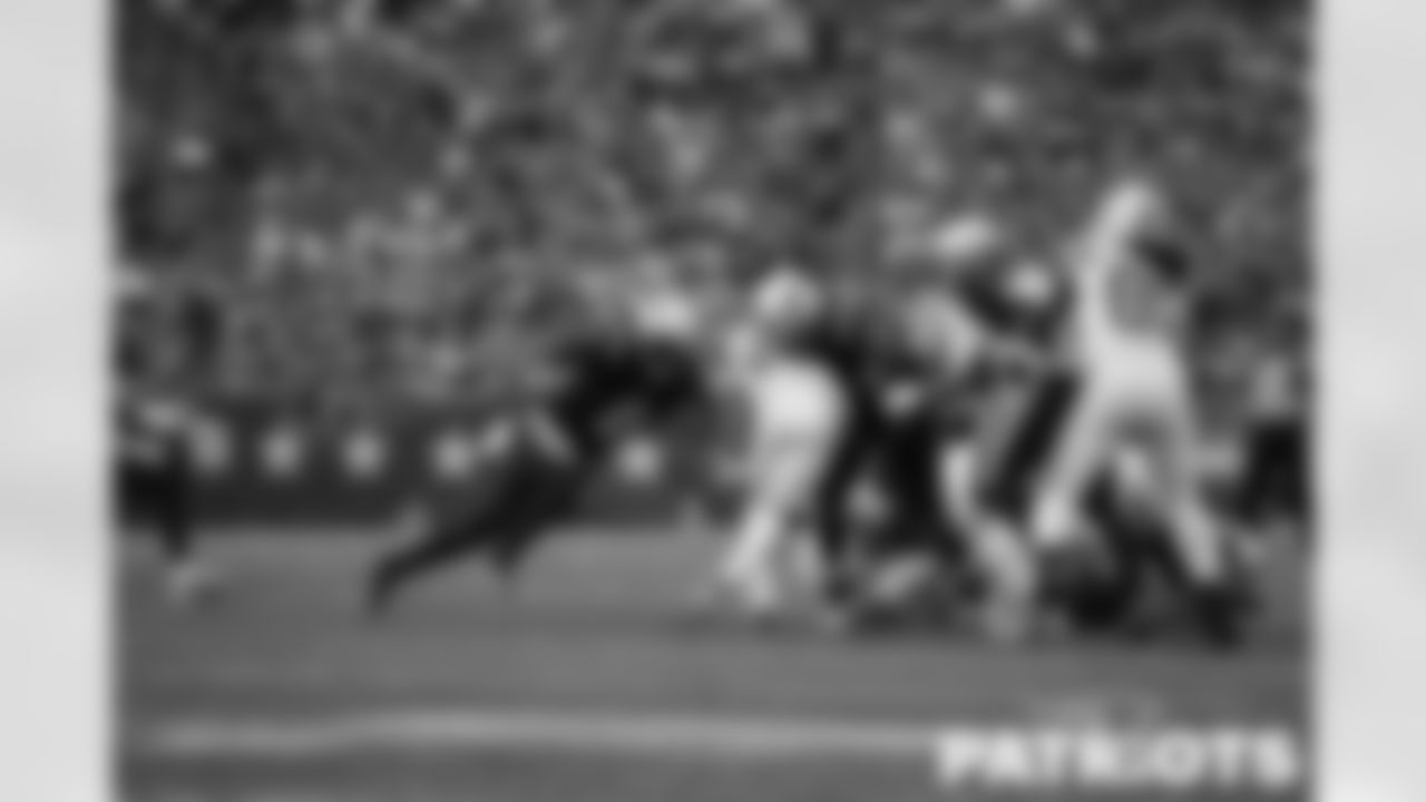 Ja'Whaun Bentley rushing in for a tackle