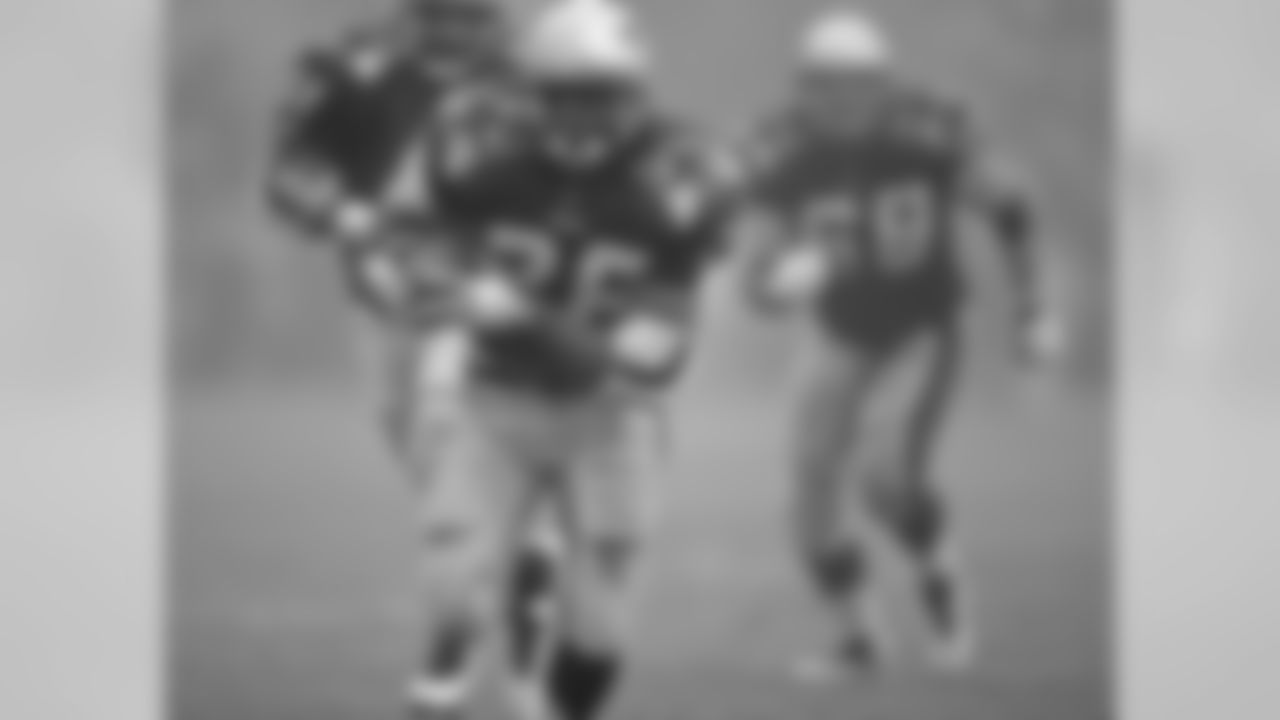 New England Patriots running back Curtis Martin rushes upfield during the Patriots 28 - 3 victory over the Pittsburgh Steelers in the 1996 AFC Divisional Playoff Game on January 5, 1997 at Foxboro Stadium in Foxborough, Massachusetts. (AP Photo / Al Messerschmidt)