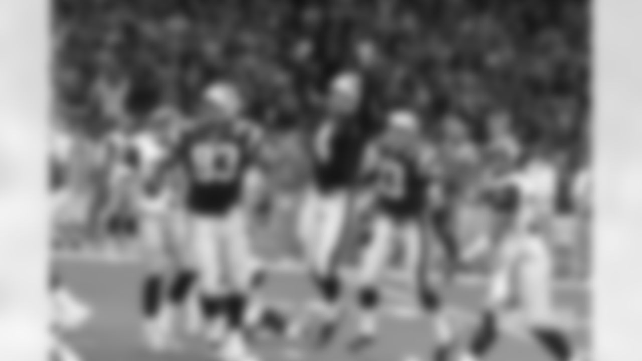 Adam Vinatieri kick the game-winning 47-yard field goal as time expired to give New England a 20-17 victory over the St. Louis Rams for the franchise's first Super Bowl title.