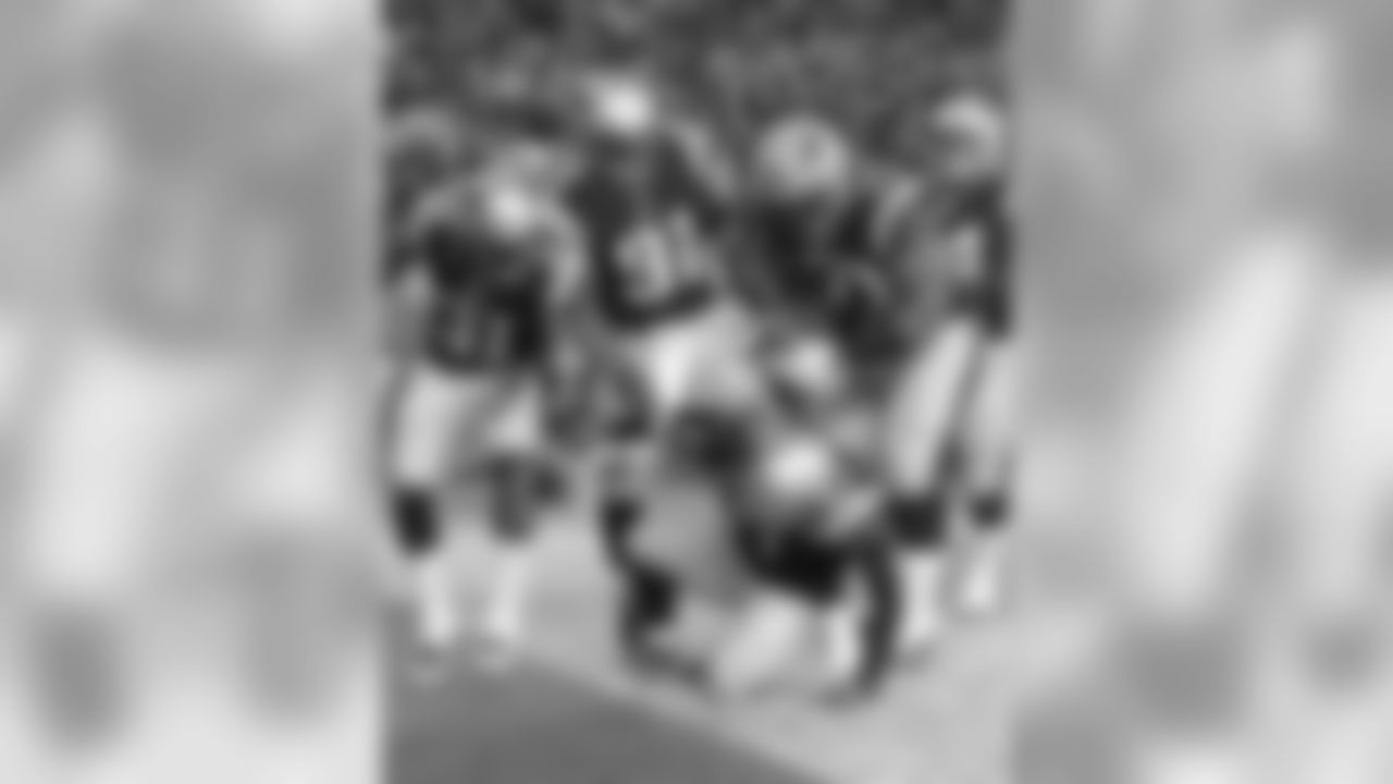 Alfonzo Dennard celebrates with teammates