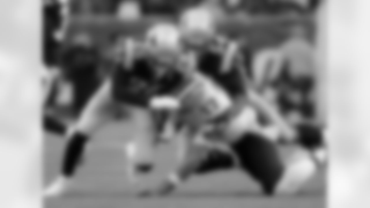 Dont'a Hightower tackles Jason Campbell